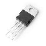 نمای کامل آی‌سی رگولاتور ولتاژ خطی قابل تنظیم STMicroelectronics مدل LM317T در پکیج TO-220