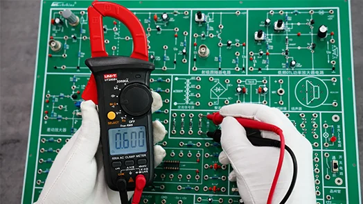 مولتی متر کلمپی یونیتی مدل UNI-T UT200B+ 1 مولتی متر کلمپی یونیتی مدل UNI-T UT200B+ - تصویر کاربردی 1