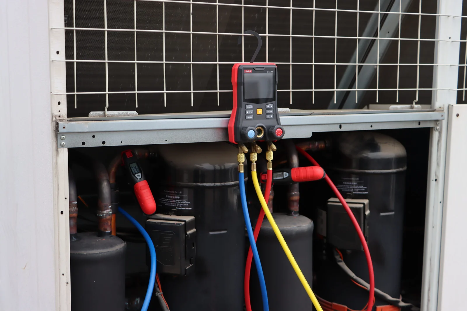 گیج منیفولد دیجیتال یونیتی مدل UNI-T UT336E 1 گیج منیفولد دیجیتال یونیتی مدل UNI-T UT336E - تصویر کاربردی 1