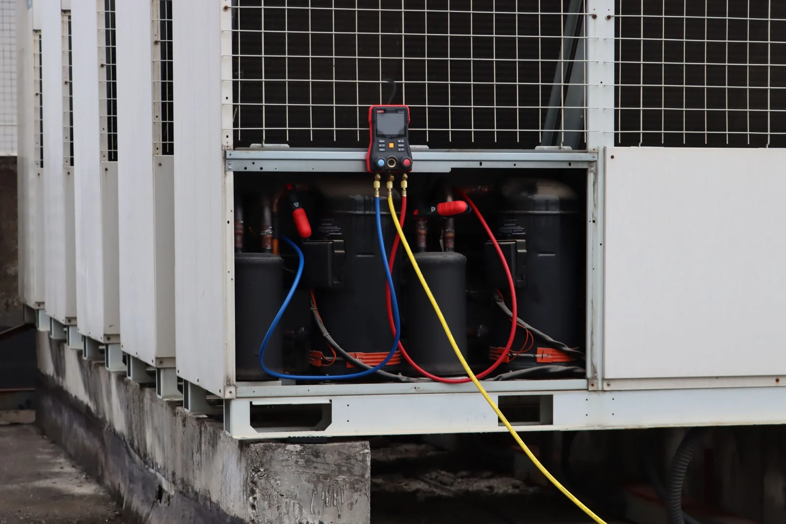 گیج منیفولد دیجیتال یونیتی مدل UNI-T UT336E 2 گیج منیفولد دیجیتال یونیتی مدل UNI-T UT336E - تصویر کاربردی 2