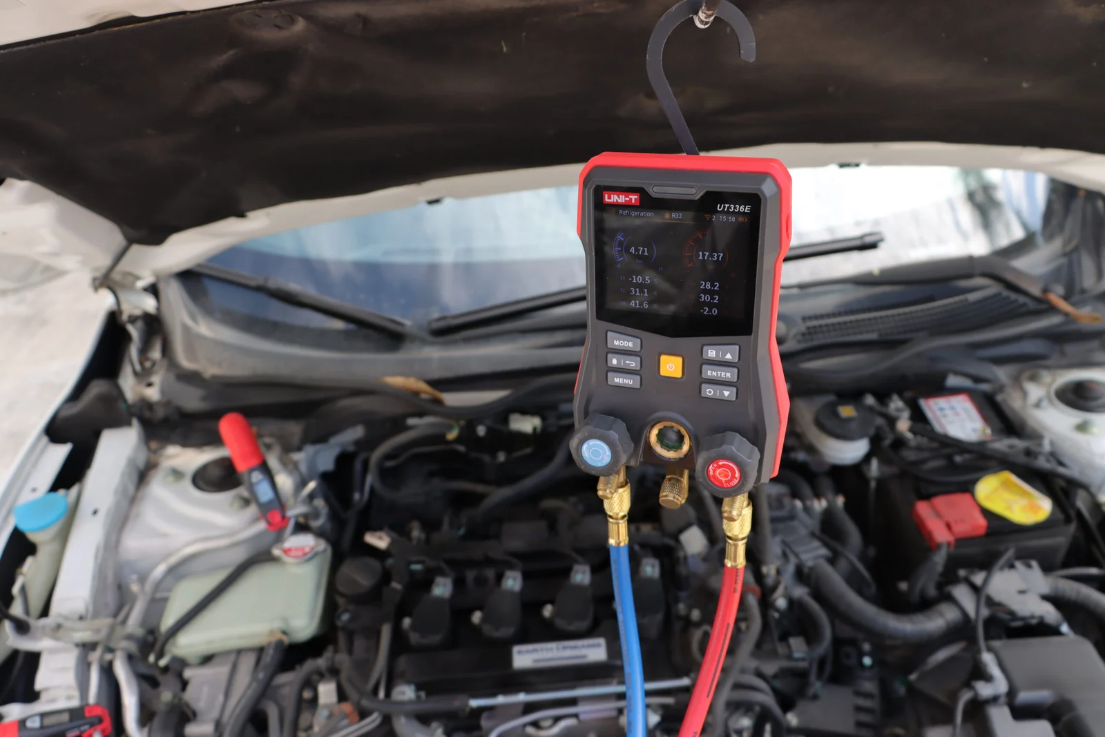 گیج منیفولد دیجیتال یونیتی مدل UNI-T UT336E 4 گیج منیفولد دیجیتال یونیتی مدل UNI-T UT336E - تصویر کاربردی 4