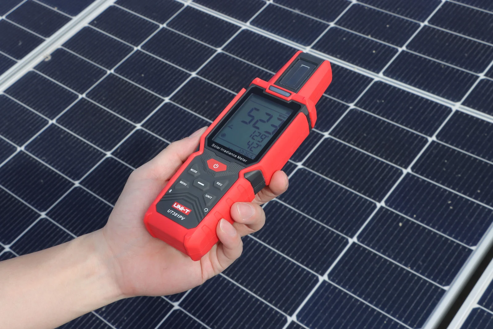 سنجشگر تابش خورشیدی یونیتی مدل UNI-T UT381PV 2 سنجشگر تابش خورشیدی یونیتی مدل UNI-T UT381PV - تصویر کاربردی 2