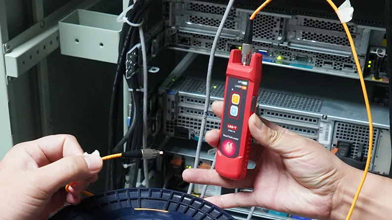 قلم عیب یاب فیبر نوری 10 میلی وات یونیتی مدل UNI-T UT691-10 1 قلم عیب یاب فیبر نوری 10 میلی وات یونیتی مدل UNI-T UT691-10 - تصویر کاربردی 1